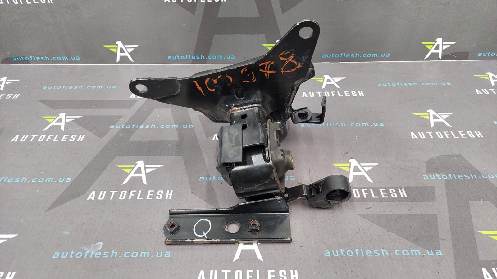 Опора двигателя/ крепление двигателя 123720M120 Toyota Yaris P13 бу
